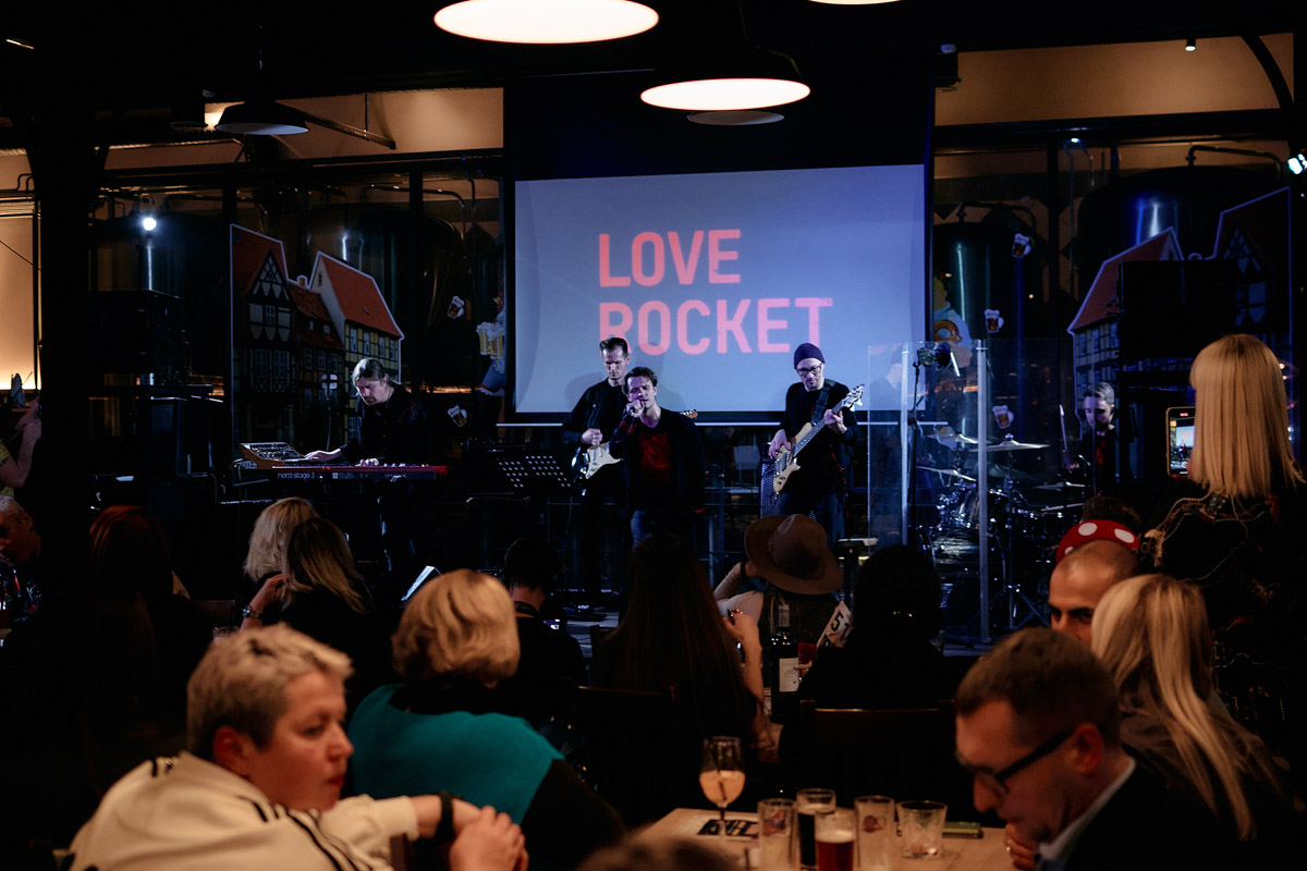 Александр Аладышев хорошо известен не только в нашем городе, но и далеко за его пределами как талантливый актер театра и кино, артист мюзикла. В его активе работа во Владимирском академическом театре драмы, московском драматическом театре под руководством Армена Джигарханяна, создание Театрального товарищества «Завод», который наделал немало шума в мире искусства. Но Александр куда больше, чем актер и режиссер. Еще он певец и композитор, основатель группы Love Rocket, у которой вчера состоялся концерт.